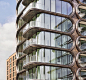 纽约曼哈顿 520 west 28th by 扎哈哈迪德 - 灵感日报 :   这座由已故英国著名女建筑师扎哈哈迪德设计的520 west 28th公寓位于纽约曼哈顿高线公园旁，这里豪宅云集，而扎哈的设计却让人一眼便看到她标志性的风格语言。     建筑采用了手工打磨的古铜色金属表皮，与玻璃有机…