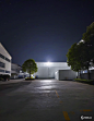 3x4_夜晚_工厂墙上有一个投光灯_水泥地_工业区 (3)