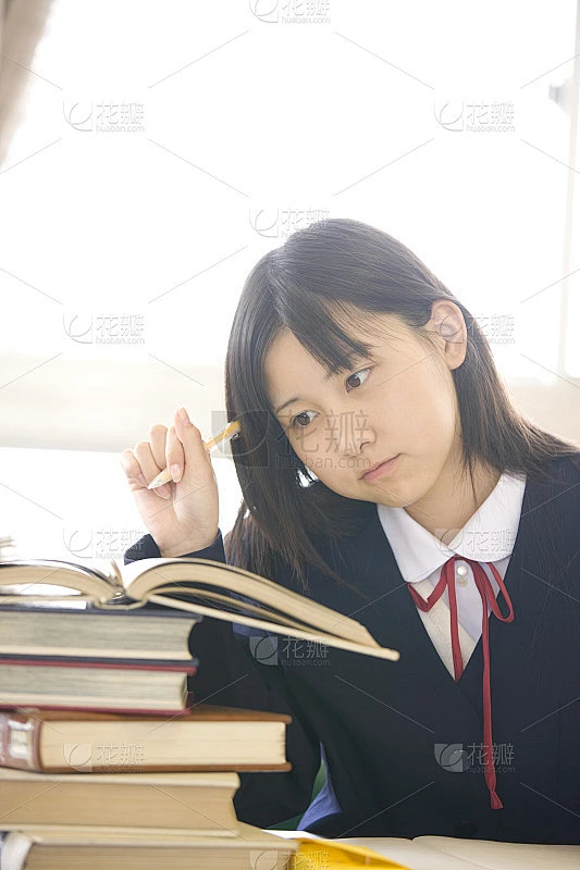 女初中生在图书馆学习素材-花瓣网