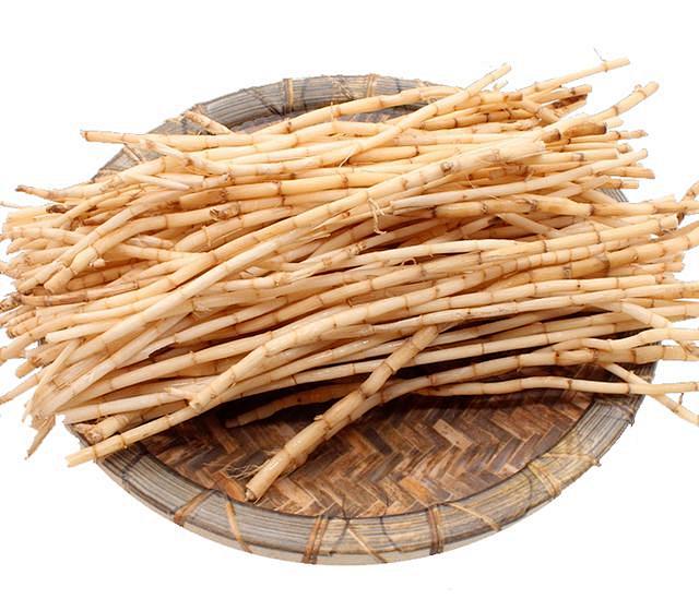 生在地下的一种“茅根”，小时常吃，还是解...