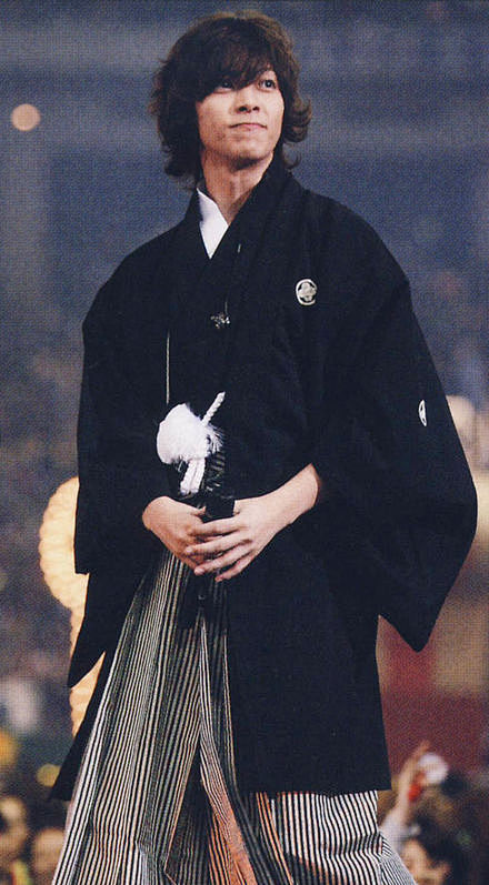 山下智久#嘛 今天是和服浴衣p哦今天要消失在高铁 上几小时 亚麻p你