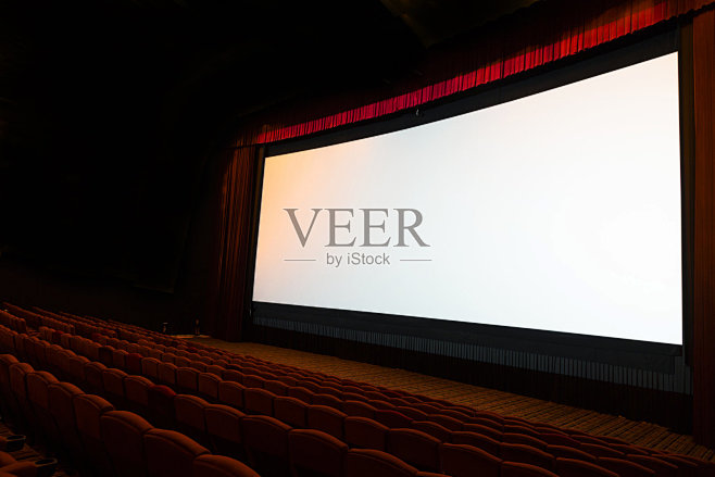 电影院屏幕与开放的红色座位图片-商业图片...