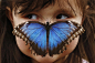 周一，伦敦自然历史博物馆的“奇异蝴蝶展”(Sensational Butterflies Exhibition)期间，3岁的费鲁佐拉(Stella Ferruzola)在一只蝴蝶驻足鼻尖时摆拍。