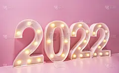 2022年新年创意设计概念编号来自粉色背景的黄色灯泡
