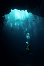 马耳他，戈佐岛，蓝窗
　　此处深受游客喜爱，因为人们可以从蓝窗的绝壁上跳水，也可以在蓝洞中潜水。在262英尺（约80米）深的隧洞里，潜水者们发现了各种不可思议的海洋生物，如萤火虫和章鱼等。