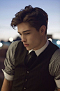 Francisco Lachowski 姓名： Francisco Lachowski 小名： Chico　　 中文译名：弗朗西斯科·拉霍夫斯基　　 出生：1992.05.13　　国籍：巴西　　出生地：Curitiba　　身高：188cm　　 发色：棕色　　眼睛：棕色　　鞋码：45　　 兴趣爱好：冲浪，滑板 等　　出道年龄：16岁　　 出道：2008年参加Ford模特经纪公司巴西赛区比赛获得第一名