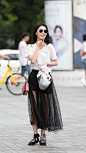 #帝都街拍# 北京街拍更新，白T黑纱裙，还有明媚的笑容 ​​​​