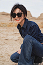 组图：谭松韵沙漠氛围感大片释出 着牛仔套装搭配墨镜个性十足 : 4月18日，谭松韵在微博晒出一组沙漠氛围感大片。