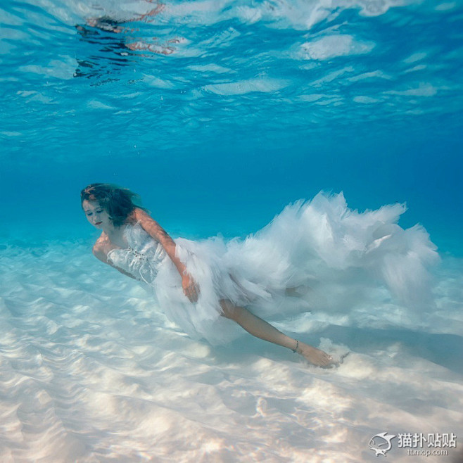 摄影师妈妈为女儿拍下的水下唯美照 海的女...