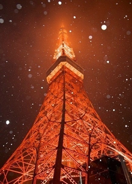 雪夜的日本东京铁塔。很梦幻的感觉。