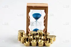 硬币以不同的位置堆叠在一起。货币概念，泰铢货币，泰国铜币，硬币堆在白色背景