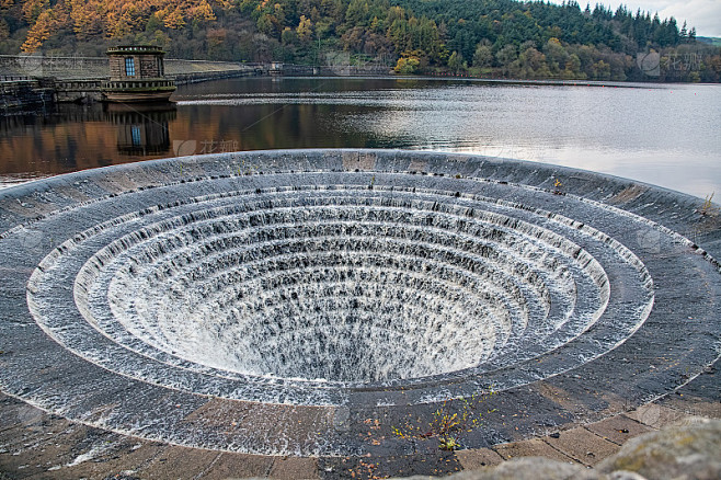瓢虫水库的大泄水孔溢出