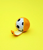 【伦敦摄影师 Vanessa McKeown 创意摄影作品】
打开伦敦艺术家Vanessa Mckeown的Instagram，你会以为自己又发现了一位调皮捣蛋的精灵：气球圣女果、橙皮篮球、金发拖把、彩纸冰淇淋……满屏欢欣雀跃。这些荒诞又奇妙的想法，让她手边的日常物品都变得幽默可爱。