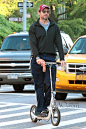 当地时间10月1日，休·杰克曼 (Hugh Jackman) 与家人在纽约外出散步。