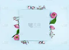 复活节组成。复活节彩蛋，鲜花，淡蓝色背景上的空白纸。平躺，俯视图，复制空间，模拟。