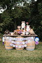 用葡萄酒桶做甜品台，打造复古庄园感。来自：婚礼时光——关注婚礼的一切，分享最美好的时光。#甜品桌#