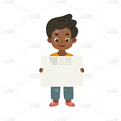 可爱的非裔美国小孩站着拿着空横幅。可爱的男孩展示空白的纸。