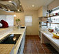 厨房设计整齐，收纳柜就是简单的两块隔板。