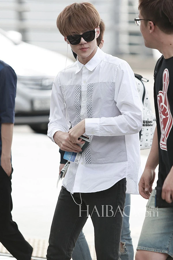 exo组合成员吴世勋8月2日韩国仁川机场街拍