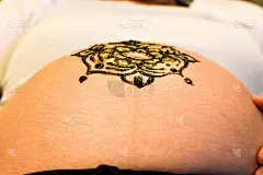 祈福之路-用指甲花在怀孕的肚子上作画