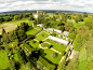位于英格兰东南部汉普郡的海克利尔城堡(Highclere Castle)是现实中的“唐顿庄园”，它始建于1839年，一脉相承了哥特复兴式风格，在1953年被列为英国一级保护建筑。