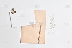 工作区女性。金书写材料和记事本制成牛皮纸。模型俯视图，简单的平面布局组成