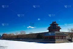这张照片展示的是北京故宫角楼的夜景。