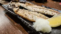 鱼在日本居酒屋餐厅的盘子上烤