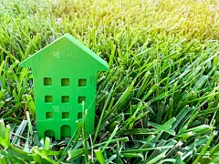 草地上的微型木屋。房地产的概念。环保节能住宅。在城外买房子。城市调低速档。大自然。新鲜的空气。抵押贷