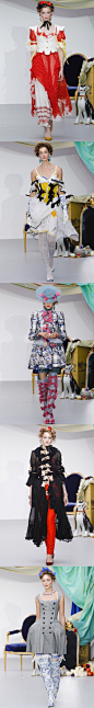 Meadham Kirchhoff
维多利亚时期的后现代活力、蒸汽朋克少女心、古灵精怪的鞋子、古着服装的小女孩…
印象最深刻的是2014秋冬高级成衣后台照 蕾丝头纱简直美到窒息
这么有趣的牌子可惜却遭遇被市场所淘汰 原因的话 #可能都怪我太美# ​​​​