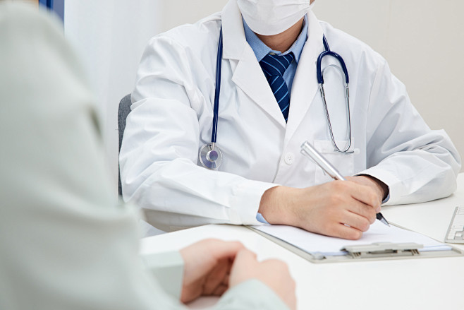 摄图网_502475395_医生与患者交谈（非企业商用）