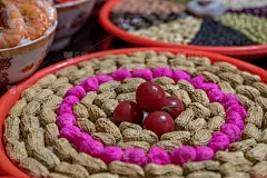 摆放整齐的食物祭拜神灵