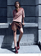 H&M 2014秋冬女装Lookbook
H&M 2014秋冬女装Lookbook由罗马尼亚模特安德娅·迪亚可奴 (Andreea Diaconu) 演绎。Andreea Diaconu的打扮可谓是秋冬搭配的经典：长靴、高领毛衣、围巾、驼色外套。共同欣赏吧！
以棕色为主色调的秋冬服增加了该季度的厚重感，棕红色及膝长靴拉长腿形的同时又格外的性感。这位来自东欧的模特将H&M秋冬女装穿出英气与气场，无论是坐在台阶上还是依靠再墙面上，温暖的阳光、冰冷的灰色台阶背景都和H&M秋冬女装