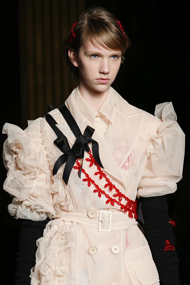 Simone Rocha Fall 2018 Ready-to-Wear Fashion Show : The complete Simone ...