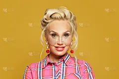 海报女郎的脸，特写肖像。美丽的复古模型与红唇化妆和老时尚的发型