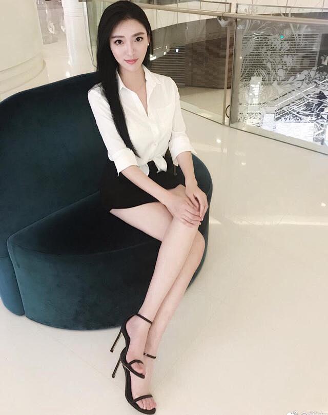 女性坐姿照片人体结构参考来自cgbook...