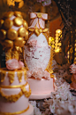 武汉SissiCakeDesign【巴洛克甜品台】 By @Sissi Cake Design : 本次甜品台，粉金色的搭配，低奢华丽。原设计来自加拿大Cake Opera，以一贯华丽繁复的巴洛克风格著称。