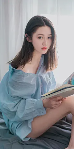 HD全面屏手机壁纸，朦胧的云片，悠闲地浮在苍蓝的天上