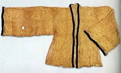                                                                                                         早上看朋友提起黄昇墓，我想起来，以前也参观过她墓中藏品，中午吃饭时就把当时带回来没看完的资料翻出来读了读。这位姑娘17岁便早亡，其父黄朴，南宋状元，曾任泉州知州兼市舶使，主管外贸。因痛失爱女，给她的陪葬极厚，出土颇丰，服饰201件，高级织物及面料153件，保存亦好。堪称宋代纺织宝藏，有 ​​​​...