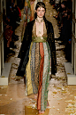Valentino（华伦天奴）发布2016春夏高级定制系列。本季设计师Maria Grazia Chiuri与Pierpaolo Piccioli从东西方的神话传说获取灵感，将模特们塑造成虔诚圣洁的女祭司，她们身穿雪纺、绸缎式的及地长裙，赤脚走在洒满玫瑰花瓣的地板上，头戴神话中的图腾装饰，在时光中美得静止。