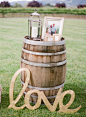 酒桶元素在婚礼中的运用

当带着浓浓的年代感的酒桶出现在婚礼中，是复古风还是森系呢？