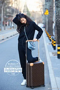 #海报网直击巴黎时装周# 春夏身穿Louis Vuitton 运动休闲装，搭配水洗牛仔色Chain it 手袋，白色运动鞋及Horizon旅行箱，轻松启程巴黎时装周。此次春夏受@路易威登 邀请将出席LV 2017秋冬大秀 ​​​​