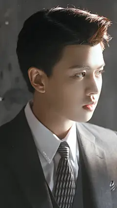 秋蝉 
叶冲 任嘉伦 
民国 西装 
壁纸