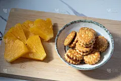 夹满菠萝和菠萝的饼干放在木板上