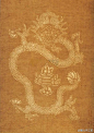 中国古代手工艺｜弄影夹刻笺 – 明末时文人中流行过一种神秘的单色素笺，即将阴刻剪纸夹在两层宣纸的中间制作成笺。需要强调的是，只有透过光线，才能看到笺纸的底纹与众不同之处。想来古装片里要通过烛光才能隐约看到藏宝图的情节参照的因该就是这个技术。