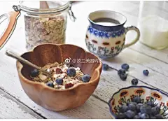 #欧洲##波兰陶##手绘# 喜欢的一位居住在美国的日本博主，又开始更新啦！用多国菜肴搭配陶器，照片场景感也十足～ ​​​​