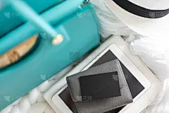 顶视图女性皮革钱包与名片模拟在白色针织格子标识品牌