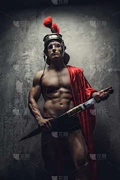穿着罗马盔甲的肌肉男。
