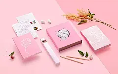 【插画优选】100幅完美手绘插画，颜值逆天的二十四节气手账，值得珍藏一生的国民手账！ : --- 阳和启蛰，品物皆春，是立春； 蝉鸣半夏，日影短至，为夏至； 凉风起，白露降，立秋了； 大雪后，小寒前，便是冬至。 --- 谁说现在人四季不明、五谷不分， 我们偏要顺着节气的方向生活。 有一本可以书写、可以阅