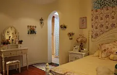 暖色居家 好搭配。米白色的墙面添置上了几株小植物，再贴上床头小碎花壁纸，为原本宁静略显单调的墙面带来了几分生机。&lt;br&gt;，卧室，白色，春色，墙面，田园，黄色，